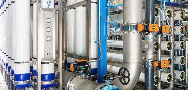 Industrial liquid filter cartridge for demanding filtration applications